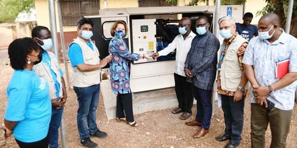  Anne-Claire Dufay (4th from left), the UNICEF Country Representative, handing over the keys of the plant to Dr Patrick Bampoe, the Medical Superintendent of the hospital